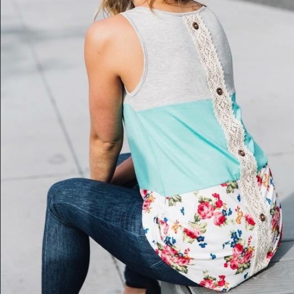 💋 stylish floral & mint tank w/lace & buttons!